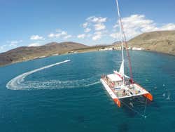 Catamarán junto a Caleta de Fuste