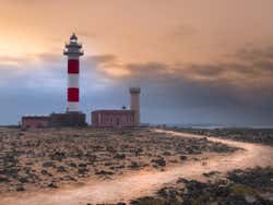 Camino junto al Faro del Tostón