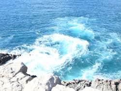 Oleaje junto a las rocas