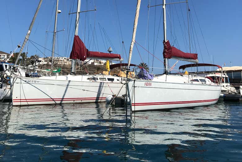 Velero en el puerto de Morro Jable